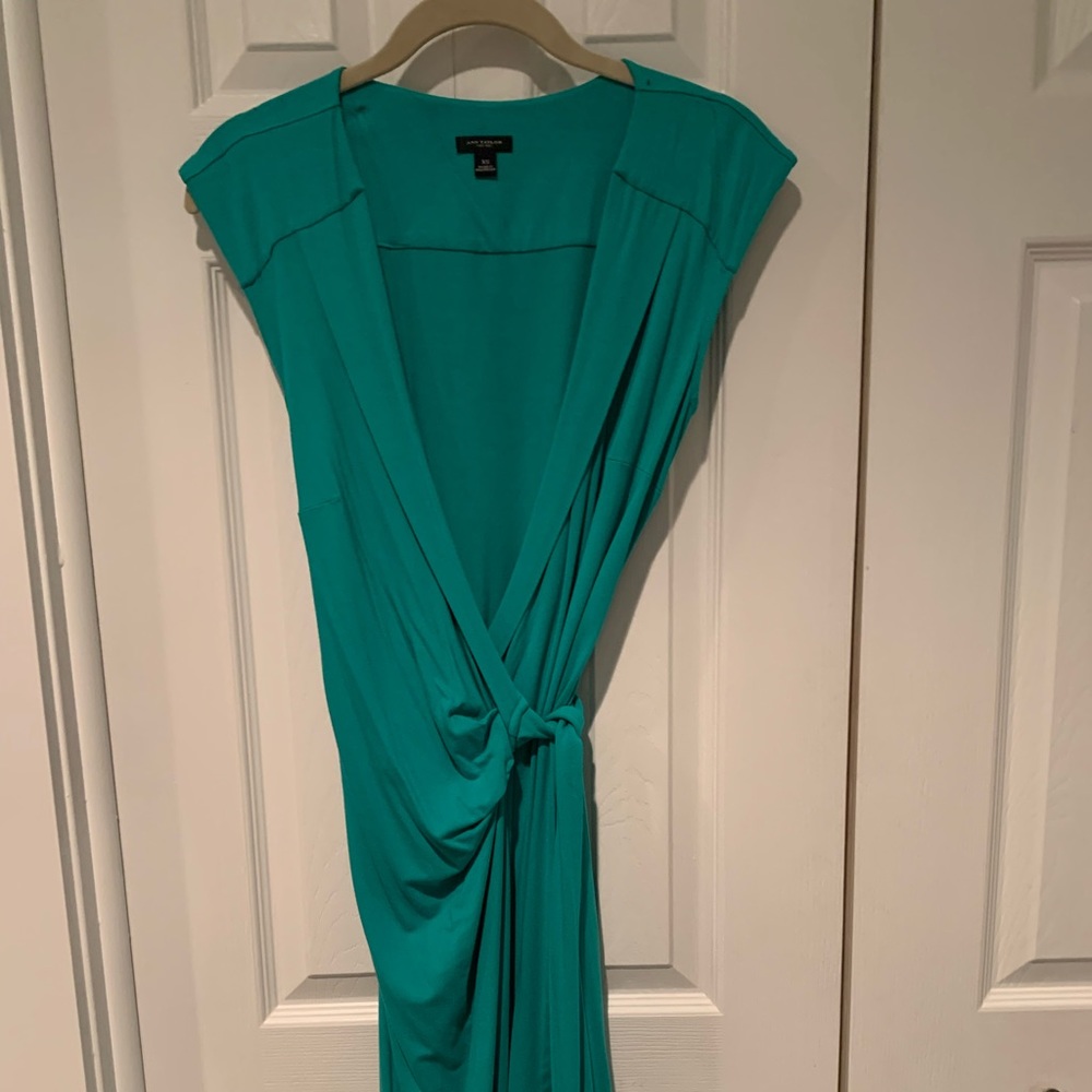 Anne Taylor wrap dress. XS. Fits sizes 4-6. Soft fabric. Comfy and flattering.